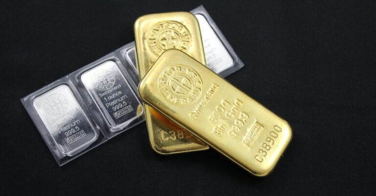 Gold's Volatile Ascent: Investors Navigate Profit Potential and Risk