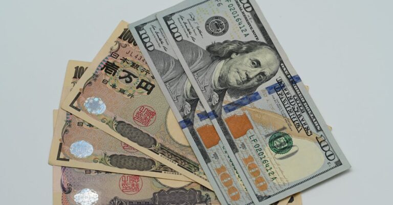 Japanese Yen's Persistent Slide: Investor Concerns Mount