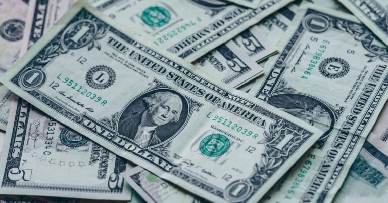 US Dollar Strength: Savvy Investors Bolster Portfolios Confidently